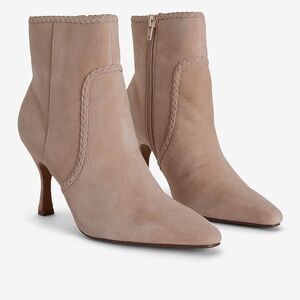 I am selling new leather boots with tag